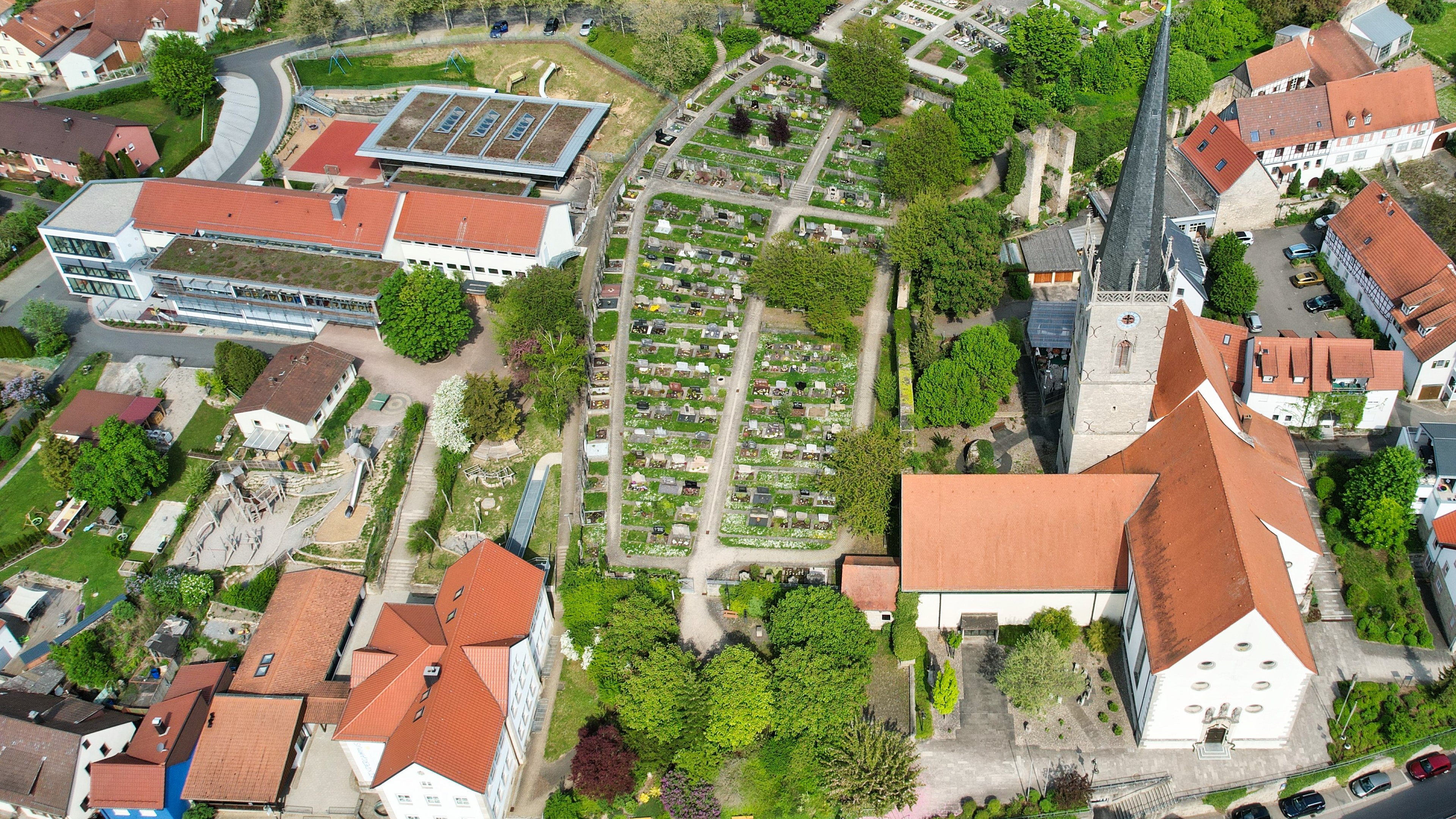 Luftbild St. Peter und Paul mit Friedhof